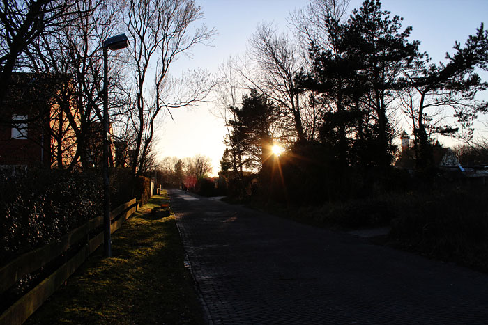 Siedlerstra&szlig;e am Abend