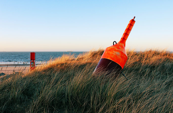 Backbord-Tonne im D&uuml;nengras