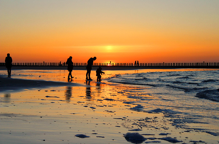 Familienspaziergang am Strand