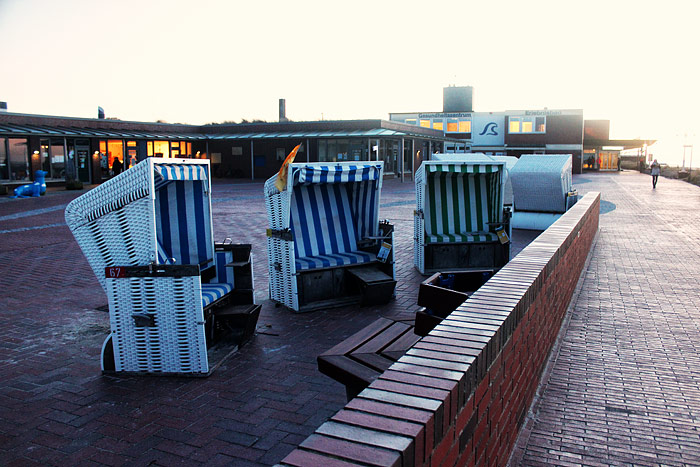 Strandk&ouml;rbe auf dem Platz am Meer
