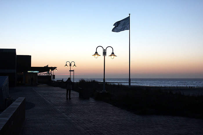 Strandpromenade zur Blauen Stunde