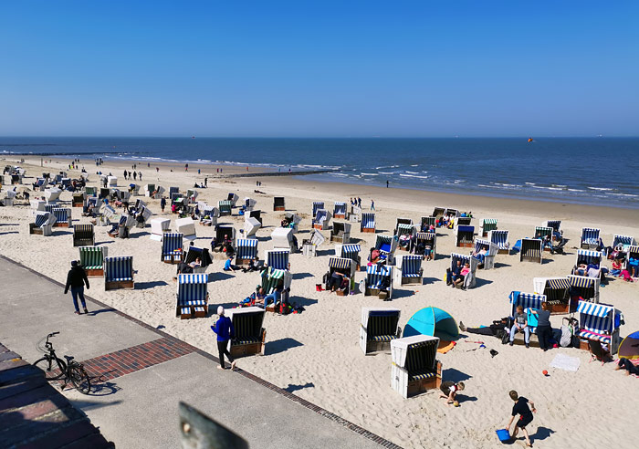 Gesch&auml;ftiges Treiben am Hauptstrand