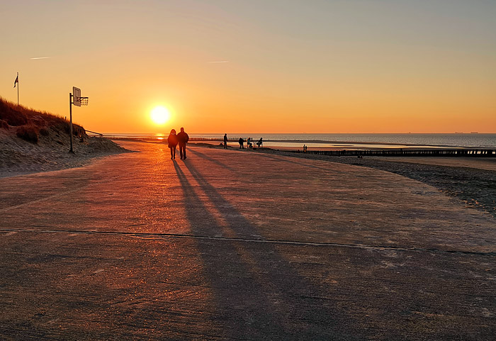Spazierg&auml;nger auf der Strandmauer