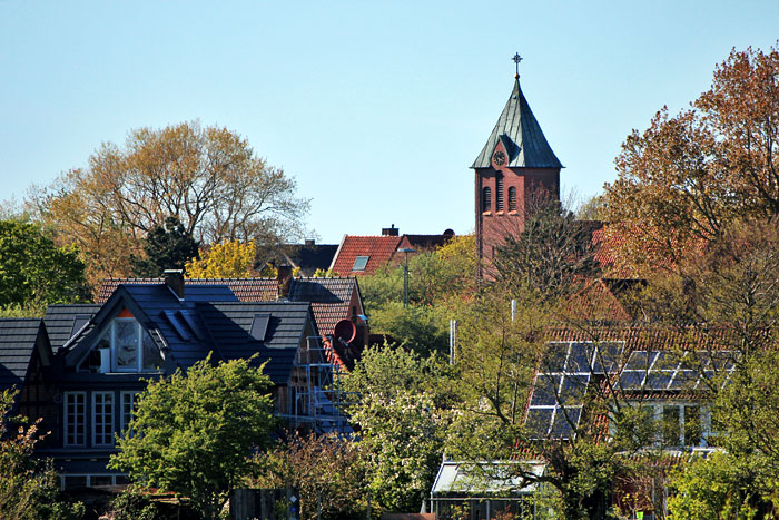 Blick vom Ostgrodendeich zur Nikolaikirche