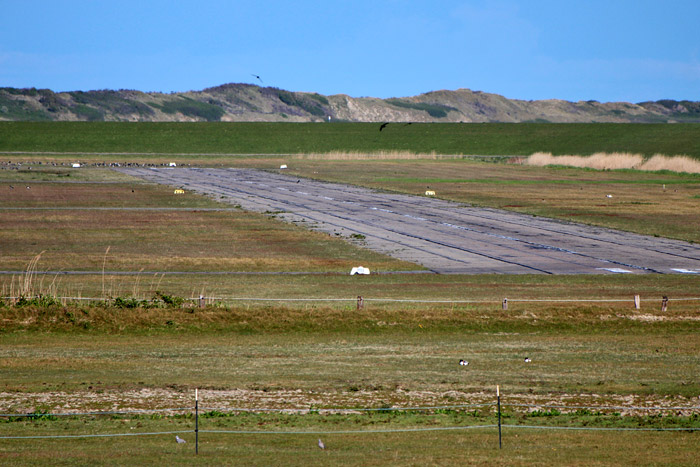 Start- und Landebahn des Inselflugplatzes