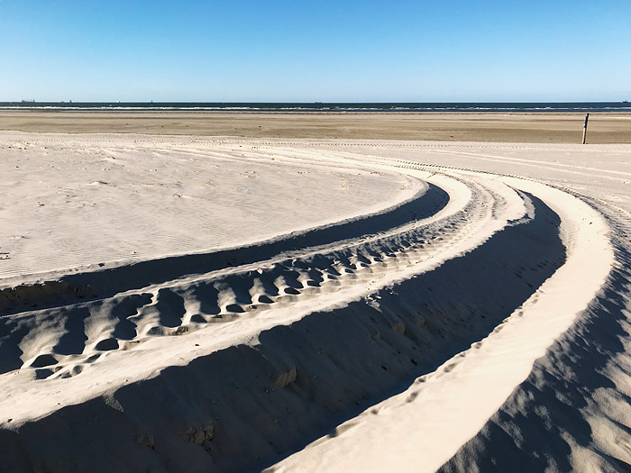Fahrspuren im Sand