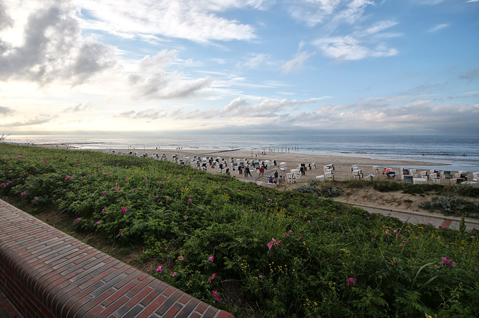 Hauptstrand von der Promenade aus gesehen