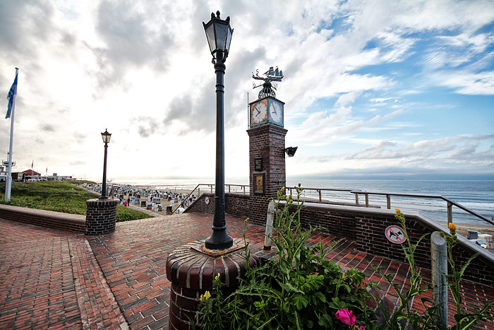Strandpromenade und Uhr