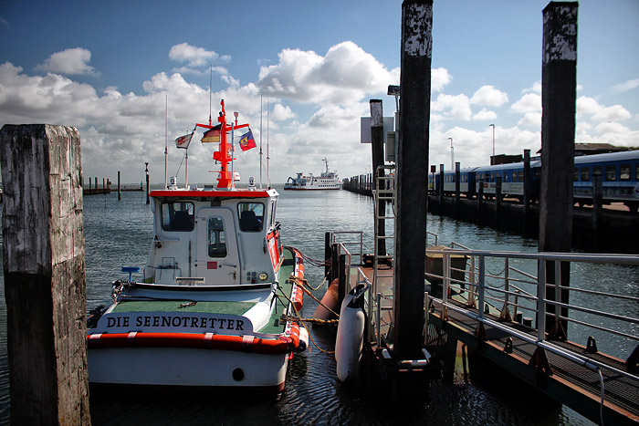 Anleger mit Seenotrettungsboot