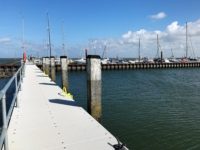 Auf dem Steg zum Yachthafen