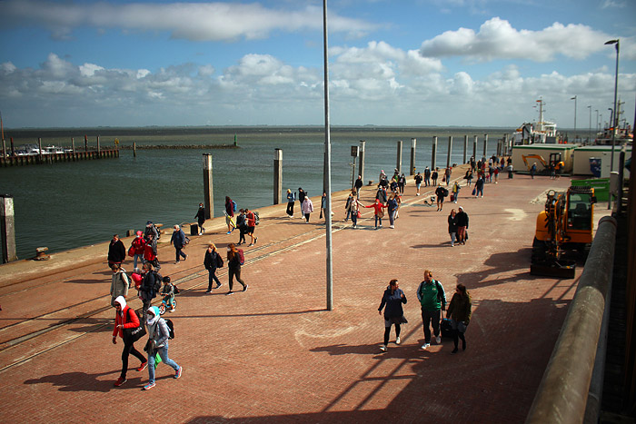 Ankommende Fahrg&auml;ste am Westanleger