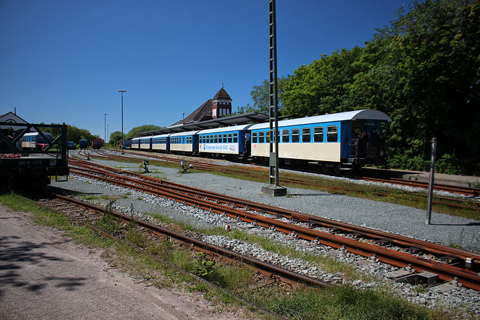 Bahnhof vom Bahn&uuml;bergang aus gesehen