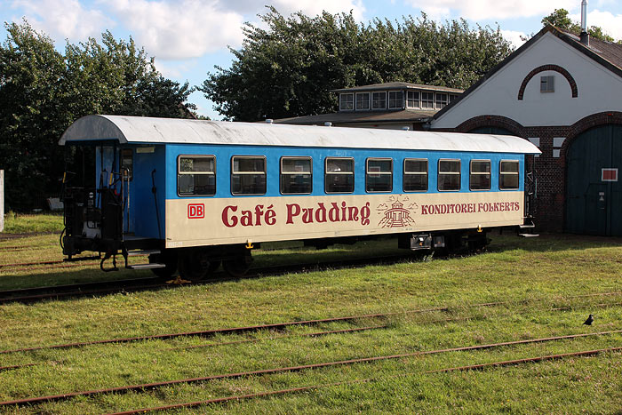 Wagen 63&nbsp;211 vor dem Lokschuppen
