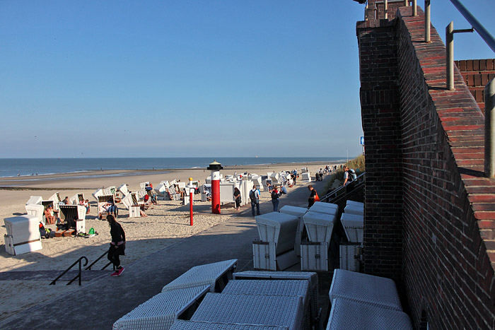 Strandkörbe unter der Uhr