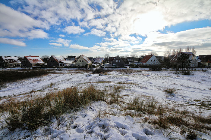 Blick vom Bunker auf die Siedlerstra&szlig;e