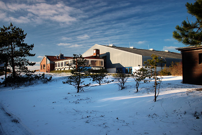 Mehrzweckhalle vom Fu&szlig;weg aus gesehen