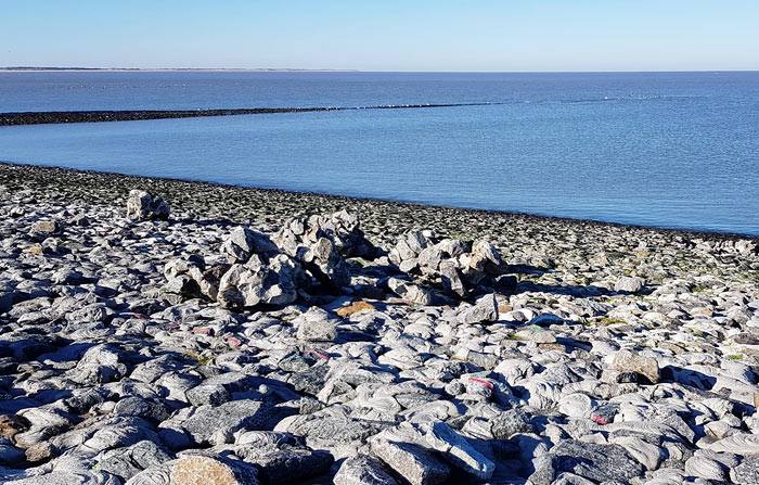 Tr&uuml;mmer auf dem neuen Deckwerk