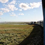 Bahnfahrt durch die Salzwiesen