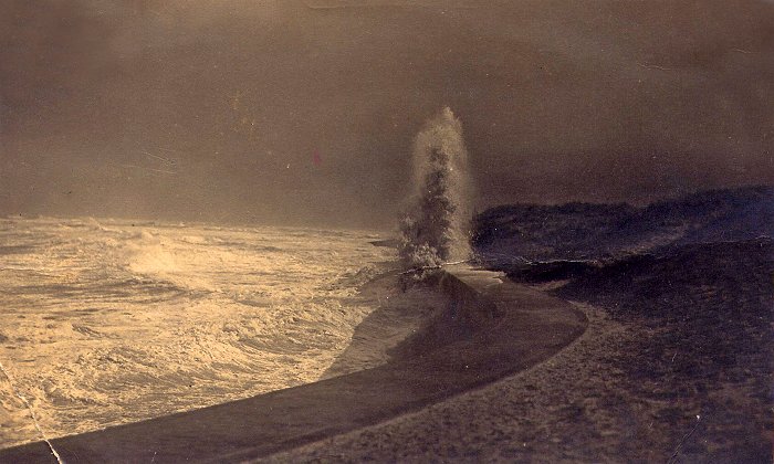 Sturmflut an der Strandmauer