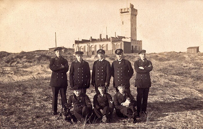 Soldaten vor der Nachrichtenstelle