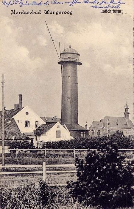 Leuchtturm mit kath. Kirche