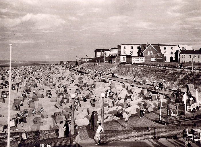 Hauptstrand von der Strandhalle aus