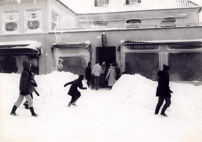 Schnee vor Fleischerei Drees