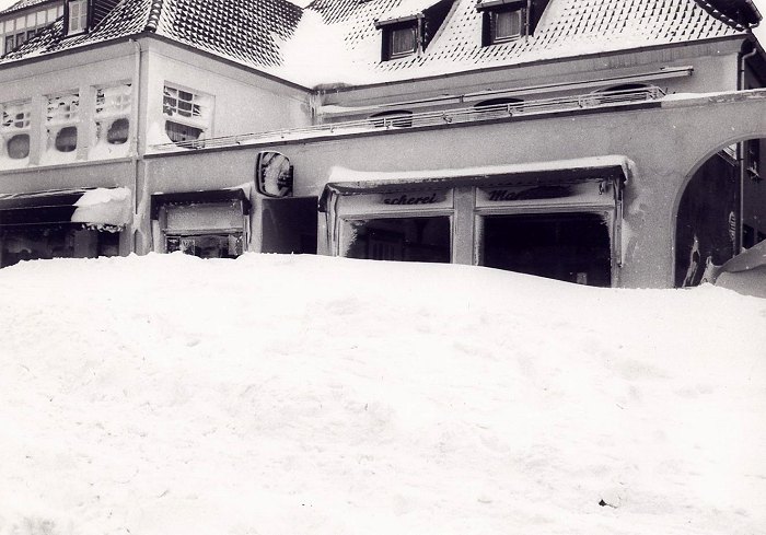 Schnee vor Fleischerei Drees