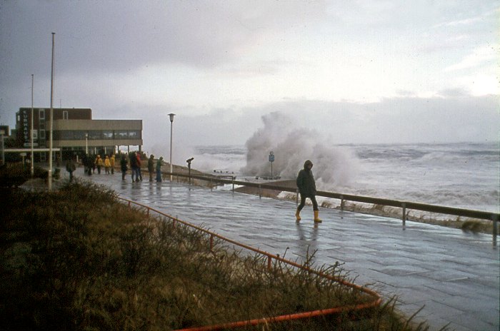 Sturmflut 1976. Blick &uuml;ber die Strandpromenade