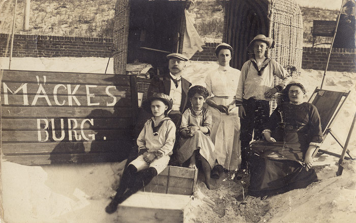 Gruppenfoto vor &raquo;M&auml;ckes Burg&laquo;