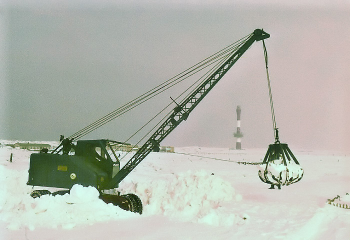 Bagger während der Schneekatastrophe
