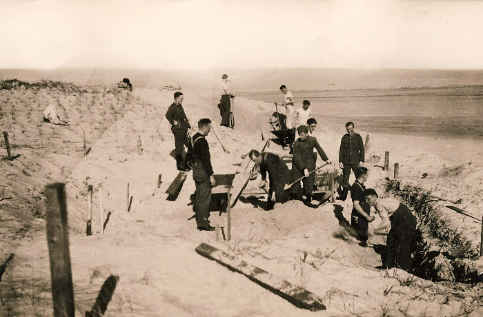 Soldaten bei der Arbeit in den D&uuml;nen