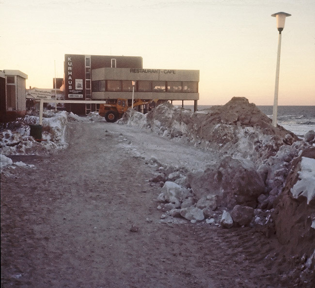 Schneeräumung vor dem Kurhaus