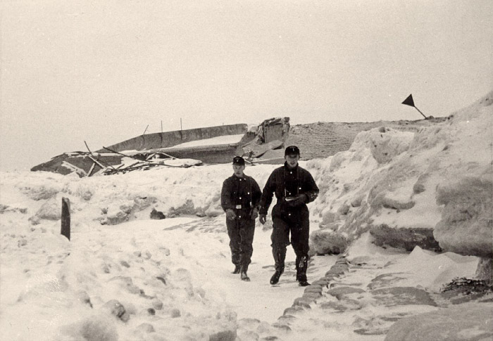 Zerst&ouml;rte Strandmauer im Schnee