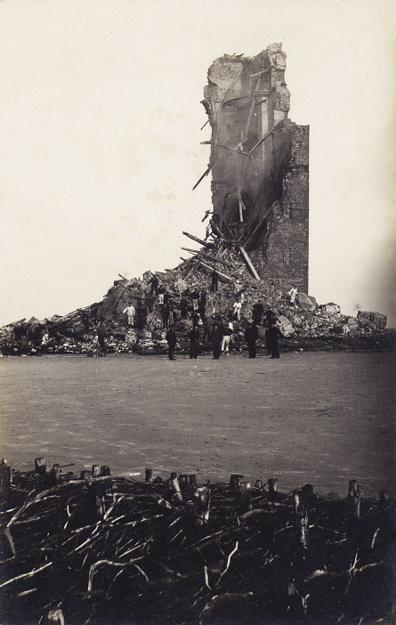 Zur H&auml;lfte gesprengter Westturm