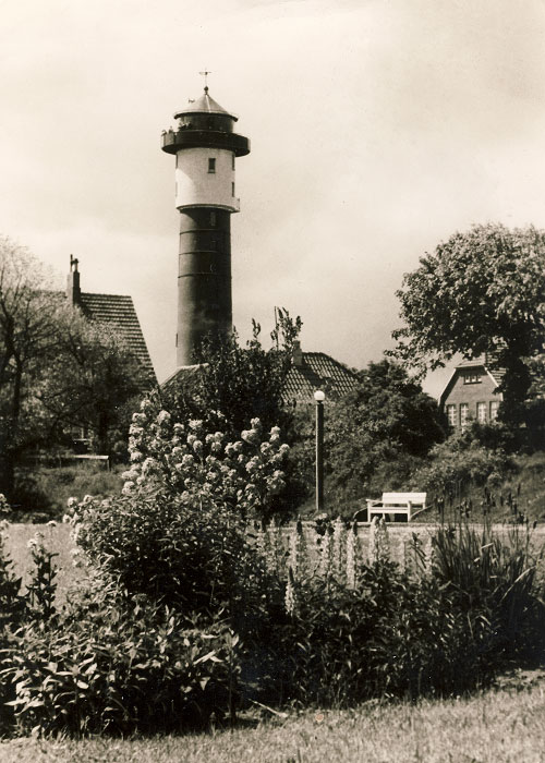 Dorfplatz mit Leuchtturm