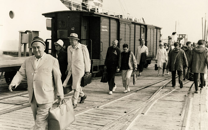 Ankommende und abfahrende G&auml;ste am Anleger