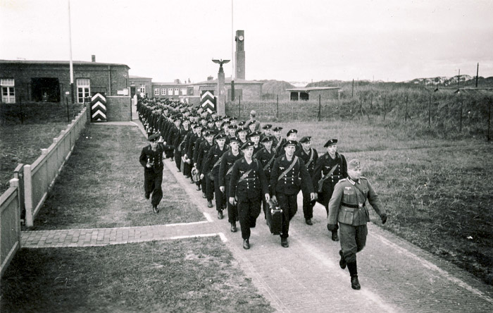 Vor der Friedrich-August-Kaserne