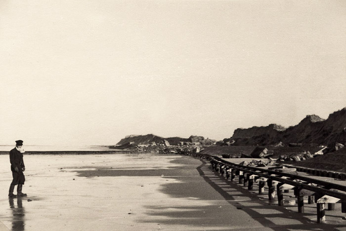 Zerst&ouml;rte Strandmauer und D&uuml;nen
