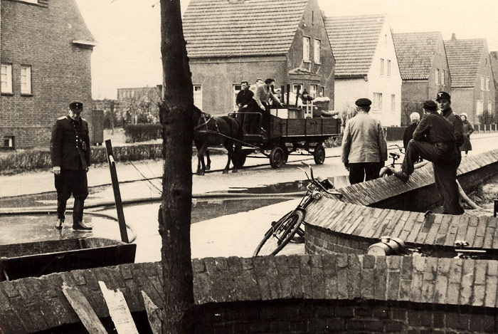 Aufr&auml;umarbeiten nach der Sturmflut