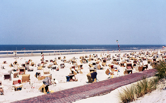 Blick auf die Strandmauer und den Hauptstrand