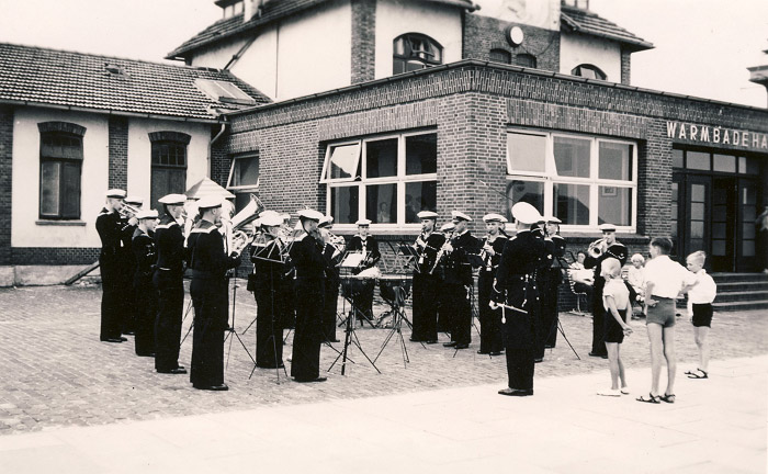 Blaskonzert vor dem Warmbadehaus