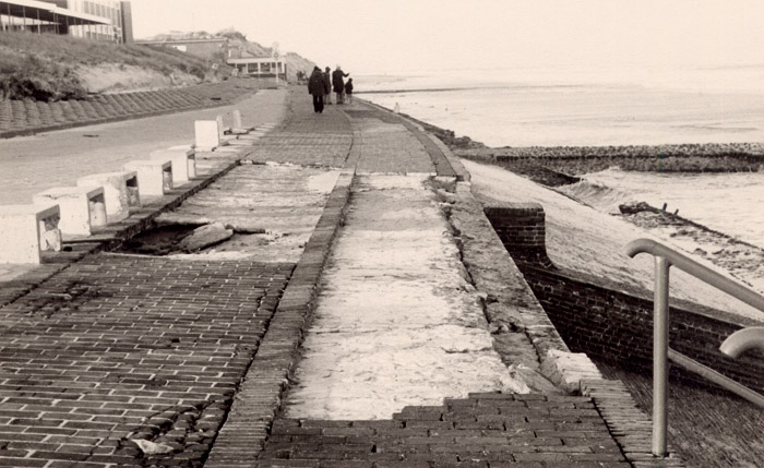 Sturmflutsch&auml;den an der Strandmauer