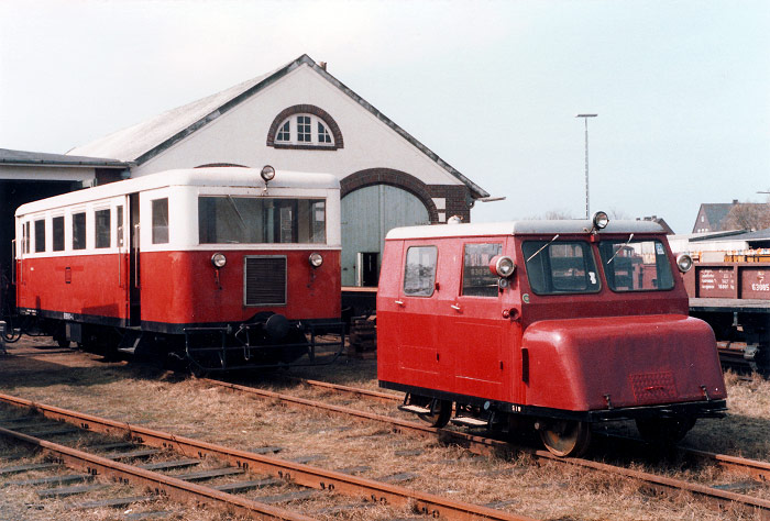 Draisine und Triebwagen vorm Lokschuppen