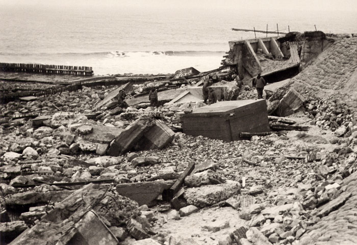 Zerst&ouml;rte Strandmauer am Westende
