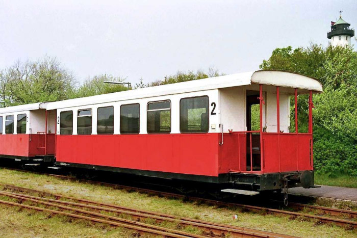 Personenwagen 63 121 am Bahnhof
