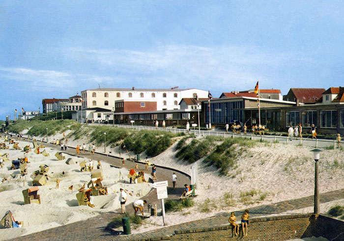 Westlicher Hauptstrand von der Strandhalle aus gesehen