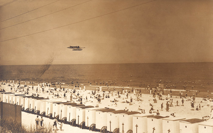 Ein Wasserflugzeug &uuml;berfliegt den Strand