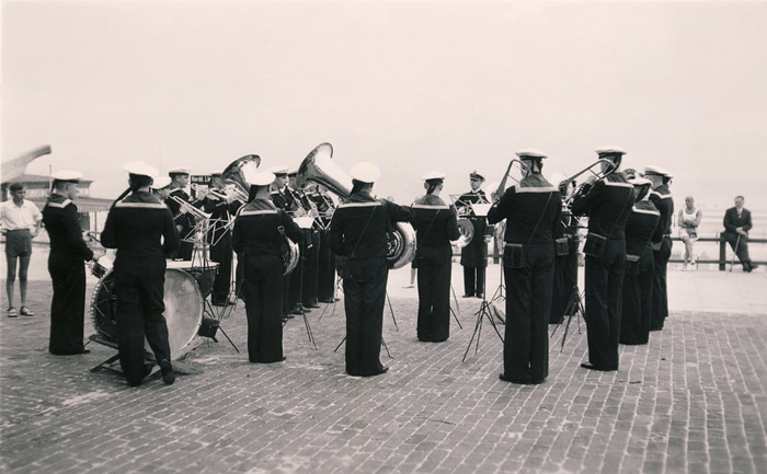Marinekapelle auf der Promenade vor dem Warmbadehaus