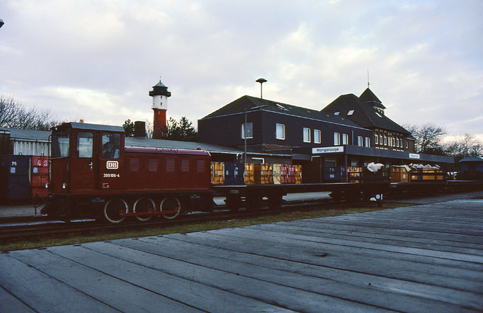 Lok 399 106-4 am Bahnhof